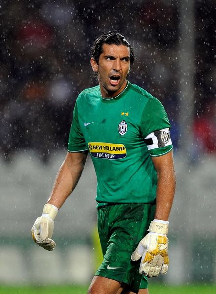 随海港夺冠，亚历斯祖成为首位夺得中超冠军的中国香港球员