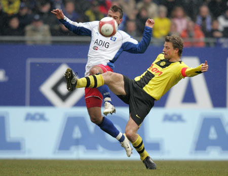 土超比赛双方在禁区里打架，裁判未吹停比赛导致主队打入空门