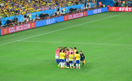 老队友见面，埃泽和奥利塞赛后交换了球衣