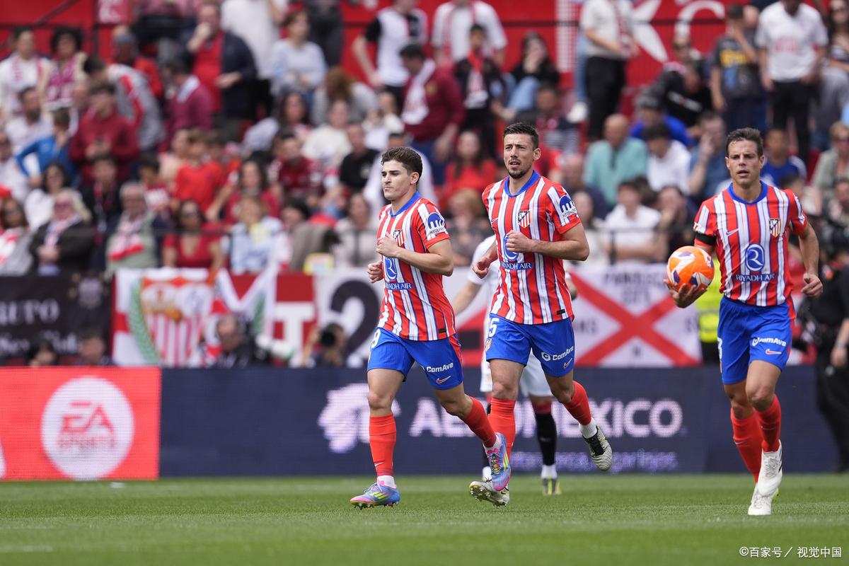 记者：邵佳一探班U22国足训练，与主帅安东尼奥相谈甚欢